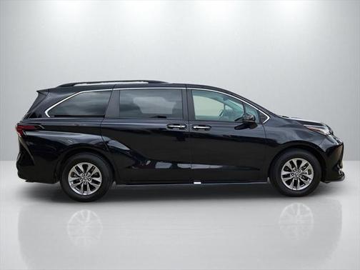 2023 Toyota Sienna XLE 8 Passenger