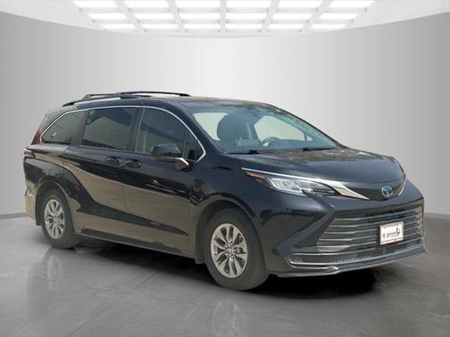 2022 Toyota Sienna LE