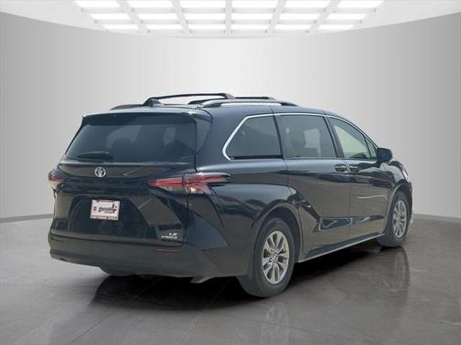 2022 Toyota Sienna LE