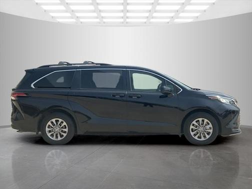 2022 Toyota Sienna LE
