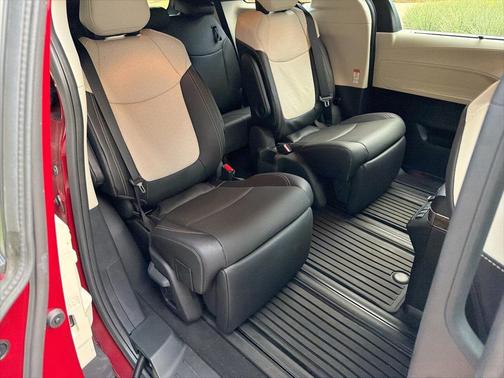 2025 Toyota Sienna Platinum 7 Passenger