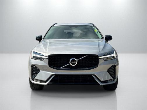 2024 Volvo XC60 B5 Core Dark Theme