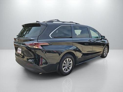 2023 Toyota Sienna XLE 8 Passenger