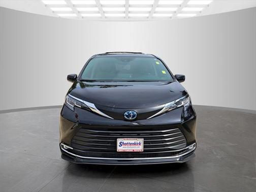 2023 Toyota Sienna XLE 8 Passenger