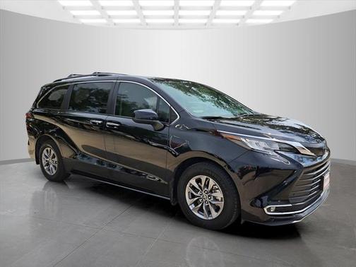 2023 Toyota Sienna XLE 8 Passenger