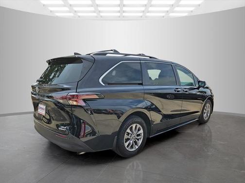 2023 Toyota Sienna XLE 8 Passenger