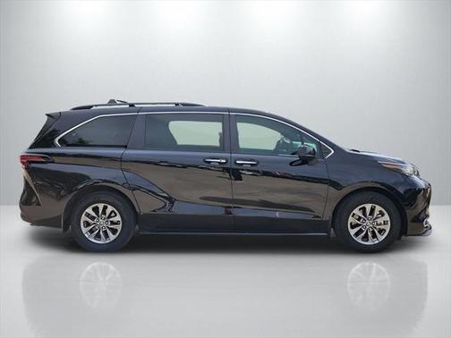 2023 Toyota Sienna XLE 8 Passenger