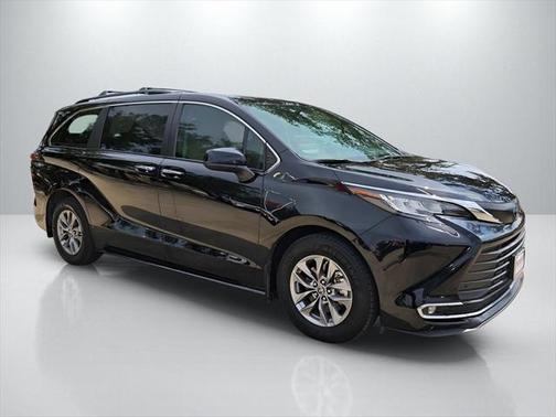 2023 Toyota Sienna XLE 8 Passenger