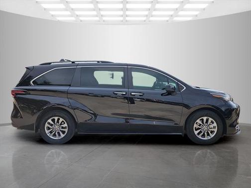 2023 Toyota Sienna XLE 8 Passenger