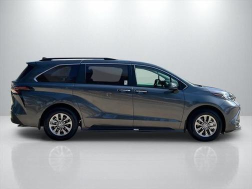 2025 Toyota Sienna XLE 8 Passenger