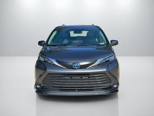2025 Toyota Sienna XLE 8 Passenger