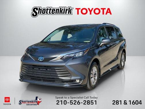 2025 Toyota Sienna XLE 8 Passenger