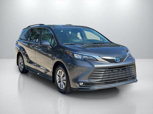 2025 Toyota Sienna XLE 8 Passenger