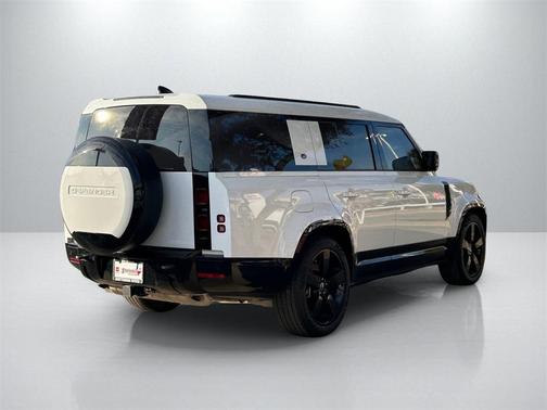 2024 Land Rover Defender 130 P400 X-Dynamic SE