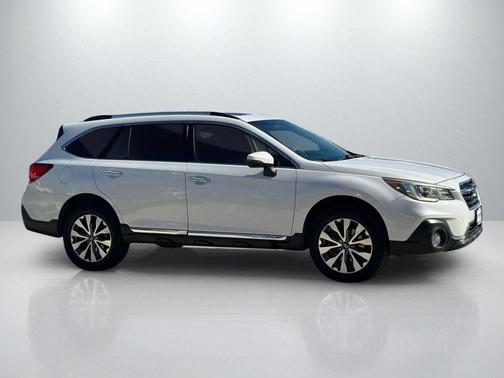 Crystal White Pearl 2018 Subaru Outback 3.6R Touring