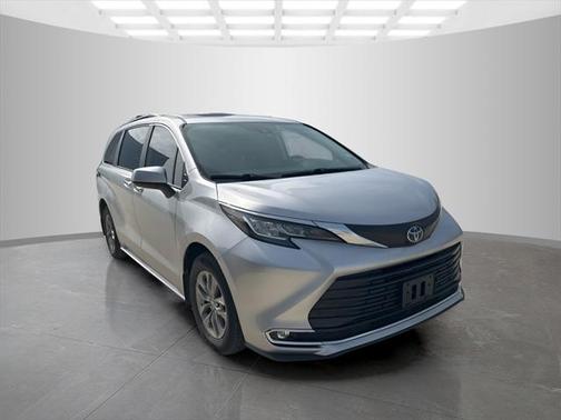 2022 Toyota Sienna XLE 8 Passenger