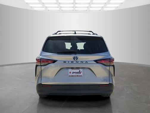 2022 Toyota Sienna XLE 8 Passenger