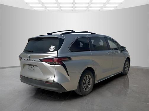 2022 Toyota Sienna XLE 8 Passenger