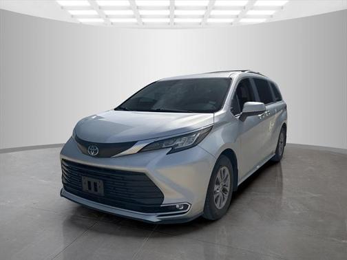 2022 Toyota Sienna XLE 8 Passenger