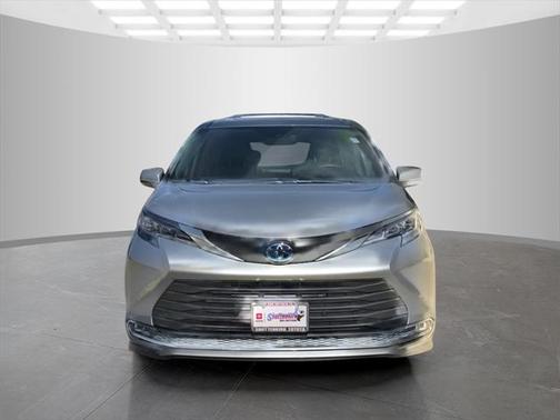 2022 Toyota Sienna XLE 8 Passenger