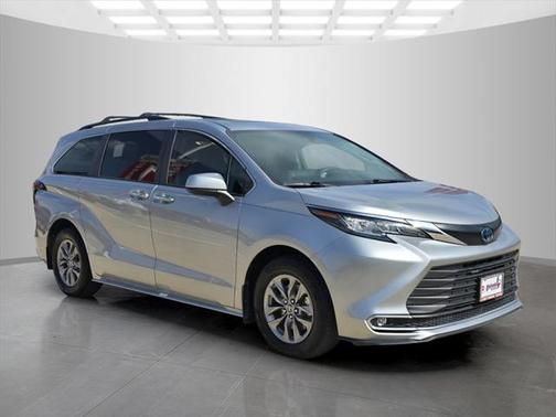 2022 Toyota Sienna XLE 8 Passenger