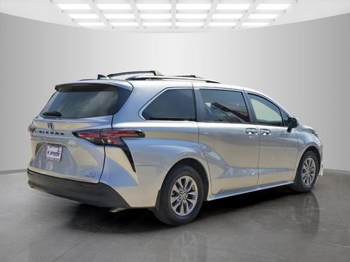 2022 Toyota Sienna XLE 8 Passenger