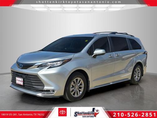 2022 Toyota Sienna XLE 8 Passenger