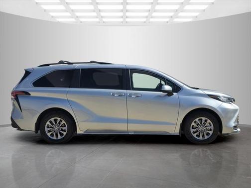 2022 Toyota Sienna XLE 8 Passenger