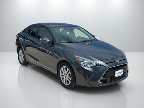 Graphite 2017 Toyota Yaris iA Base
