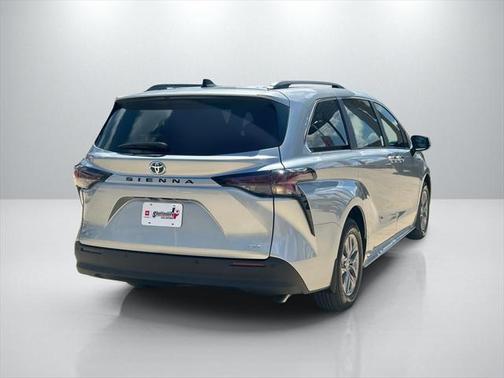 2025 Toyota Sienna XLE 8 Passenger