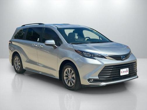 2025 Toyota Sienna XLE 8 Passenger