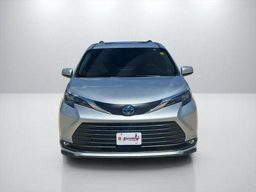 2025 Toyota Sienna XLE 8 Passenger