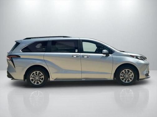 2025 Toyota Sienna XLE 8 Passenger