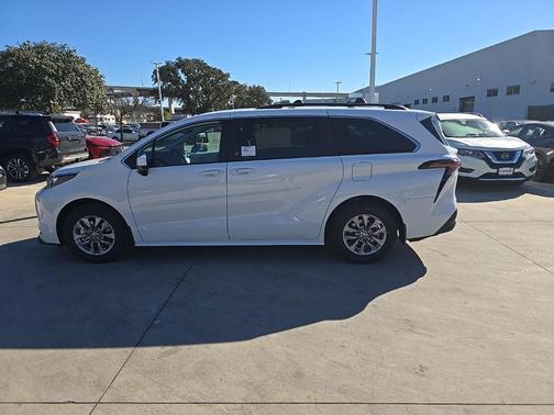 2026 Toyota Sienna LE