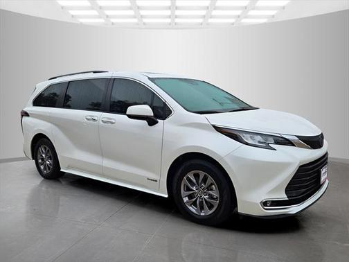 2021 Toyota Sienna XLE 8 Passenger