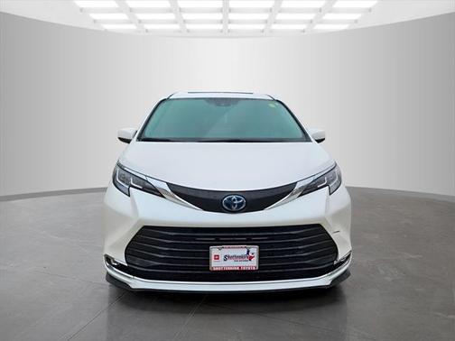 2021 Toyota Sienna XLE 8 Passenger