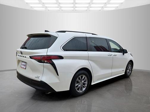 2021 Toyota Sienna XLE 8 Passenger