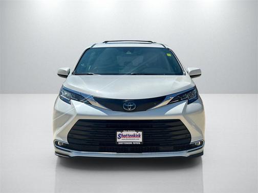 2021 Toyota Sienna XLE 8 Passenger