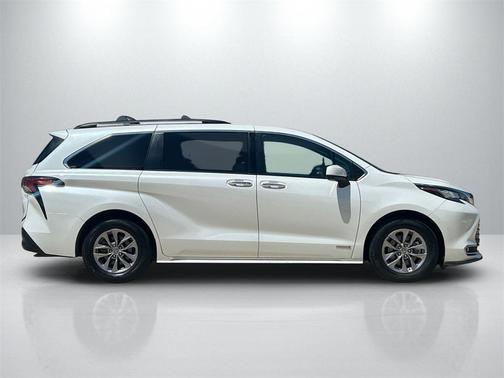 2021 Toyota Sienna XLE 8 Passenger