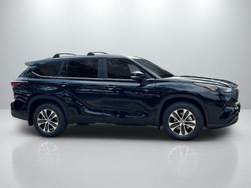 Midnight Black Metallic 2026 Toyota Highlander XLE