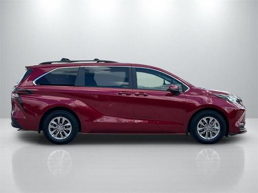 2024 Toyota Sienna LE