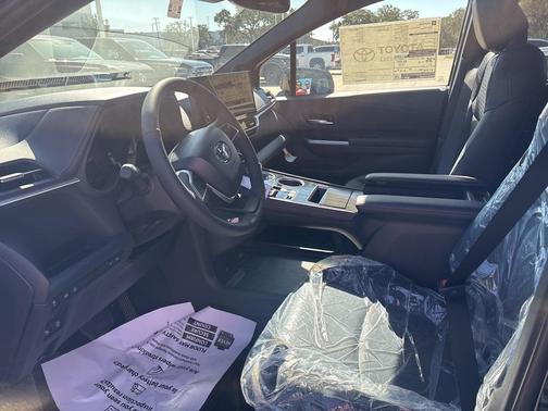 2025 Toyota Sienna Woodland Edition