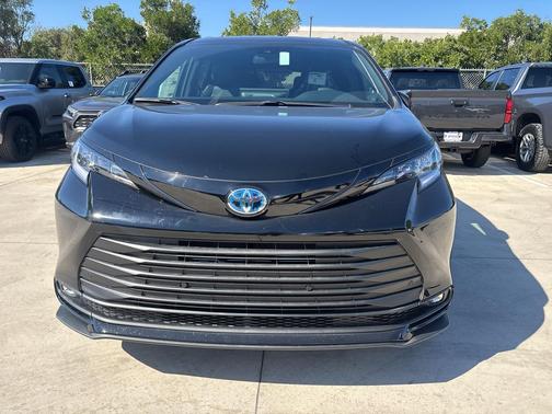 2025 Toyota Sienna Woodland Edition