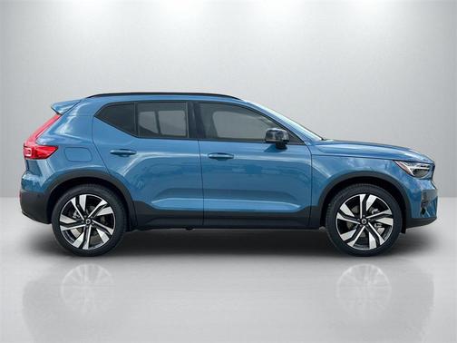 2025 Volvo XC40 B5 Ultra Dark Theme