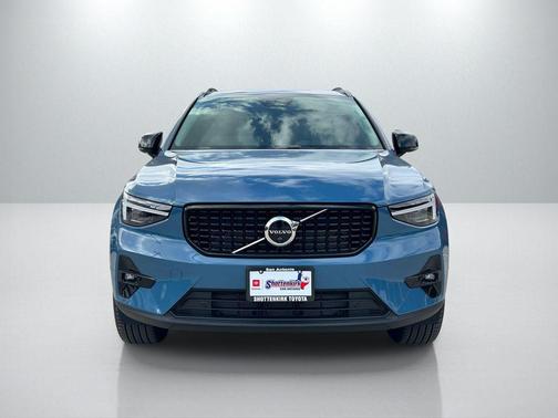 2025 Volvo XC40 B5 Ultra Dark Theme