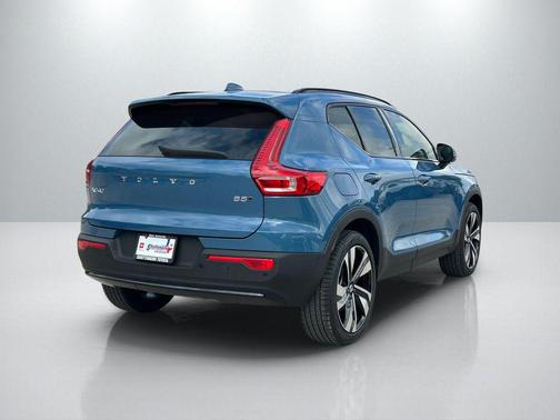 2025 Volvo XC40 B5 Ultra Dark Theme