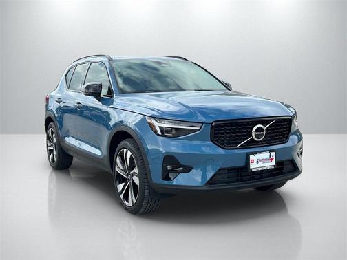 2025 Volvo XC40 B5 Ultra Dark Theme