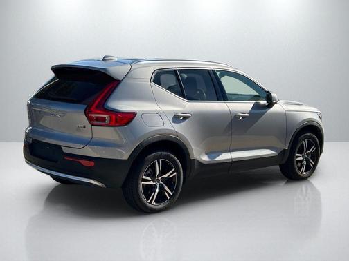 2025 Volvo XC40 B5 Core Bright Theme