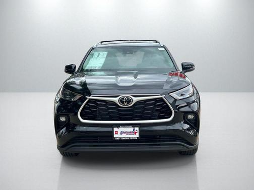 Midnight Black Metallic 2026 Toyota Highlander XLE