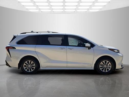2021 Toyota Sienna XLE 8 Passenger